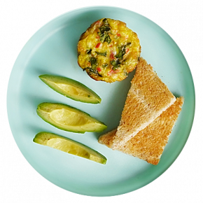 Muffin de huevo con tomate, espinaca, y mozzarella