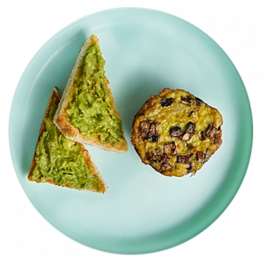 Muffin de ajo, champiñones, chile morrón, y huevo