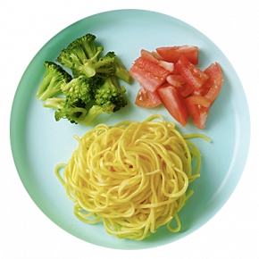 Egg noodles with broccoli and tomatoes