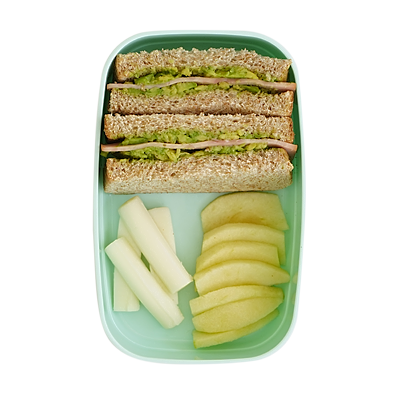 Sándwich de pavo y aguacate con palitos de mozzarella y manzana